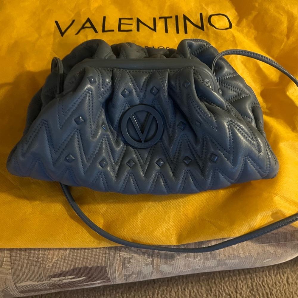Barely used Valentino bag 4 Spring/Summer. 𝐴𝑊𝐸𝑆𝑂𝑀𝐸 when paired w/ 👖 !